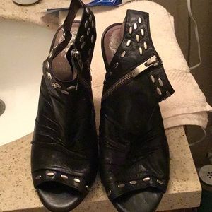 Black high heeled Vince Camuto booties peep toe, sz 7.5